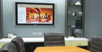 Peerless SF660 Universal Flat Wall Mount Inuse Image