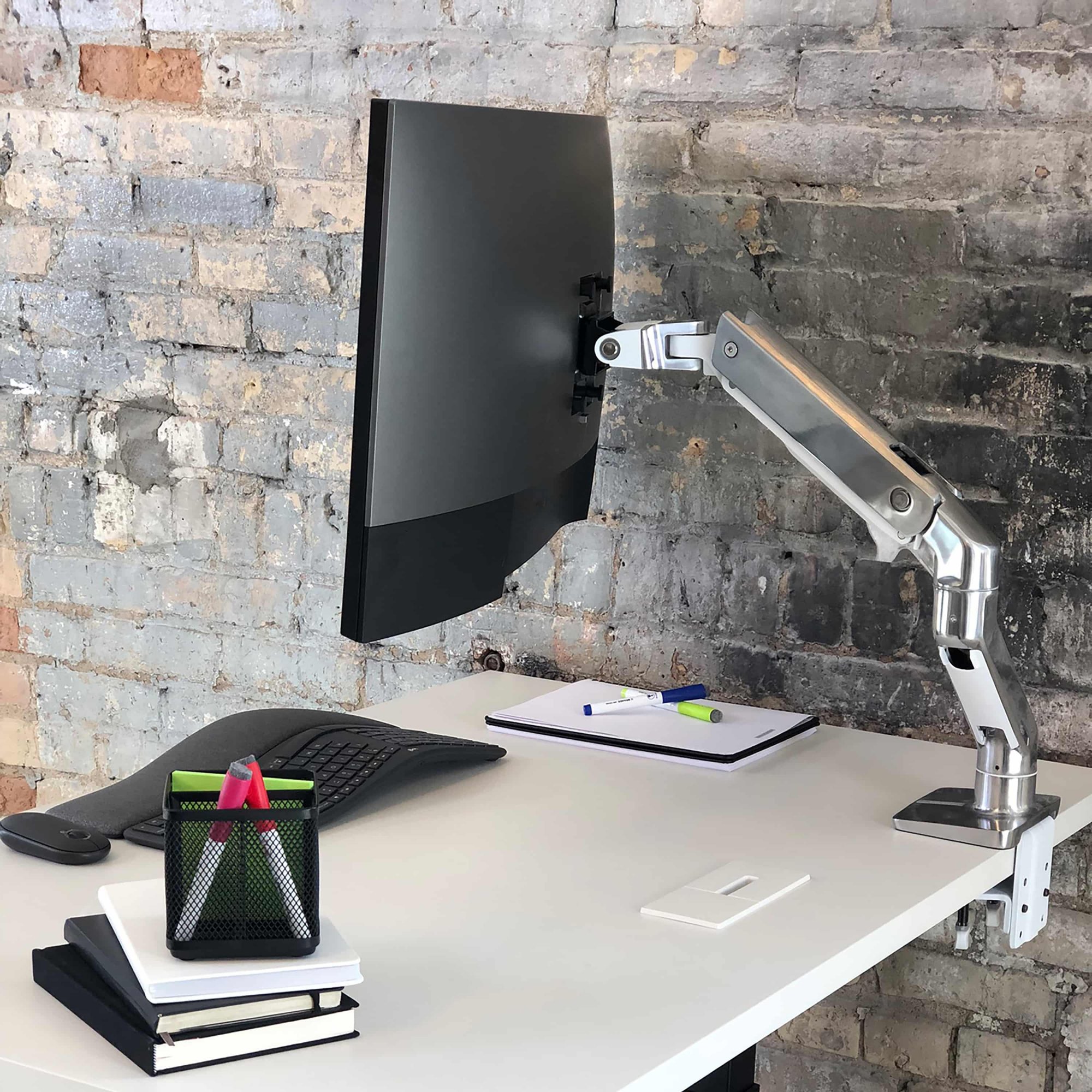 Ergotron 45-475-026 HX Desk Mount Single Monitor Arm (polished aluminum)