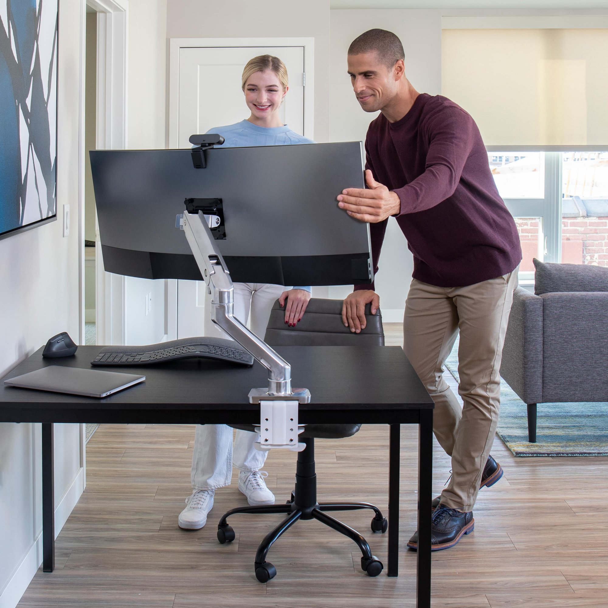 Ergotron 45-475-026 HX Desk Mount Single Monitor Arm (polished aluminum)