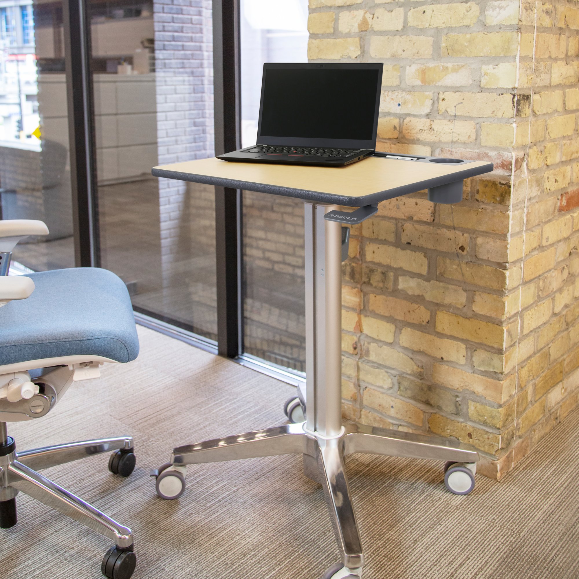 Sit or stand to instantly collaborate with your peers with a height-adjustable maple worksurface.