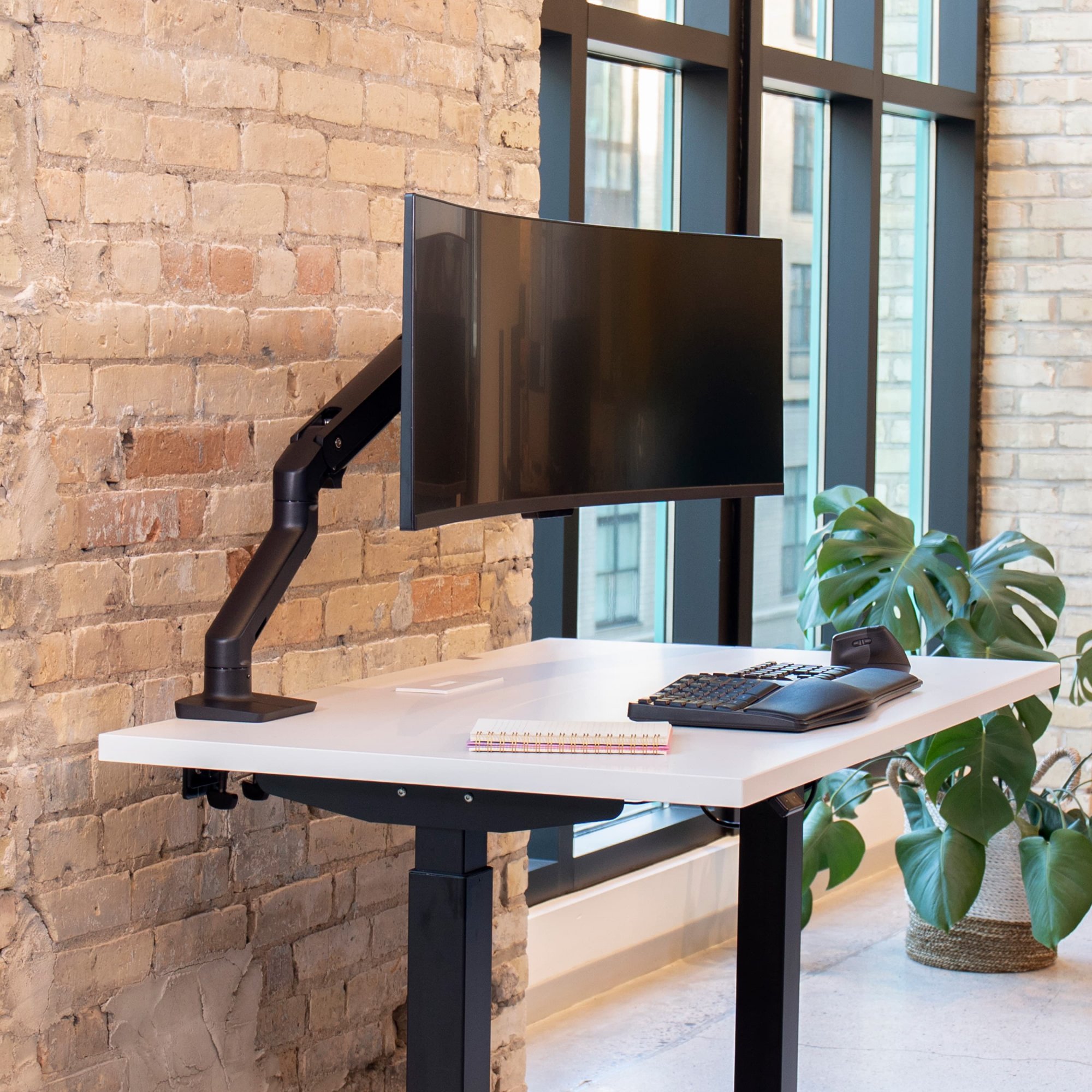 Ergotron 45-475-224 HX Desk Mount Heavy Monitor Arm (matte black) Ergotron 45-475-224 HX Desk Mount Heavy Monitor Arm (matte black)