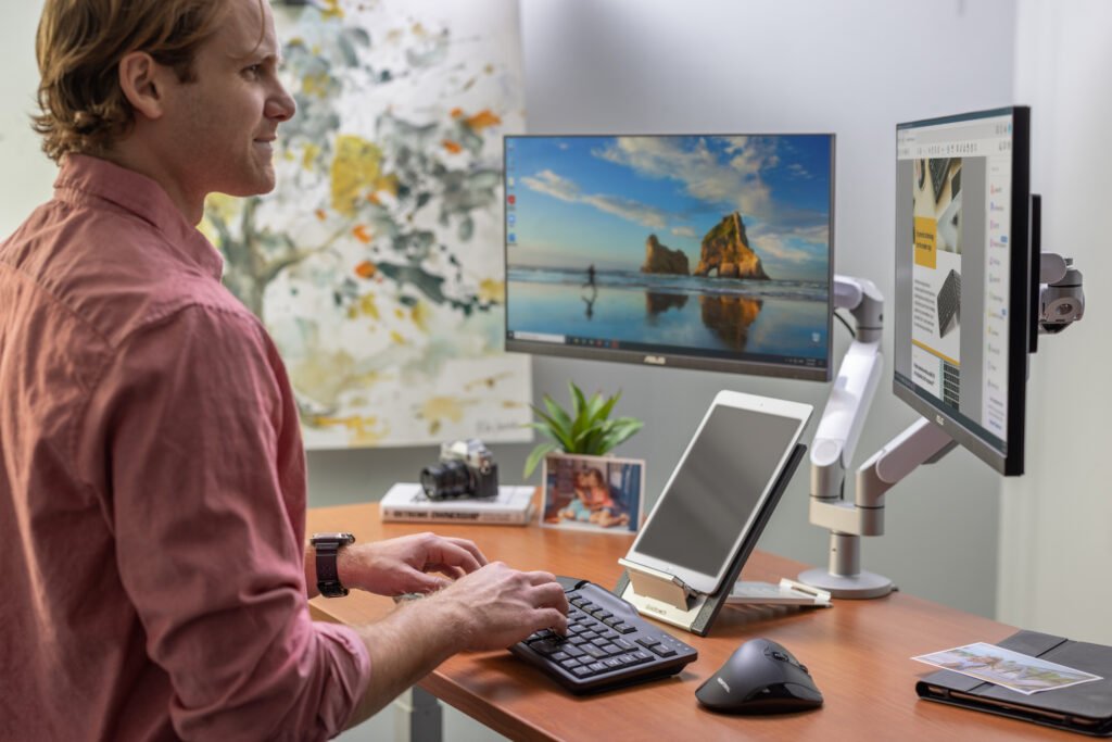 Goldtouch GTE-08899 Elite Adjustable Ergonomic Keyboard USB (PC and Mac)