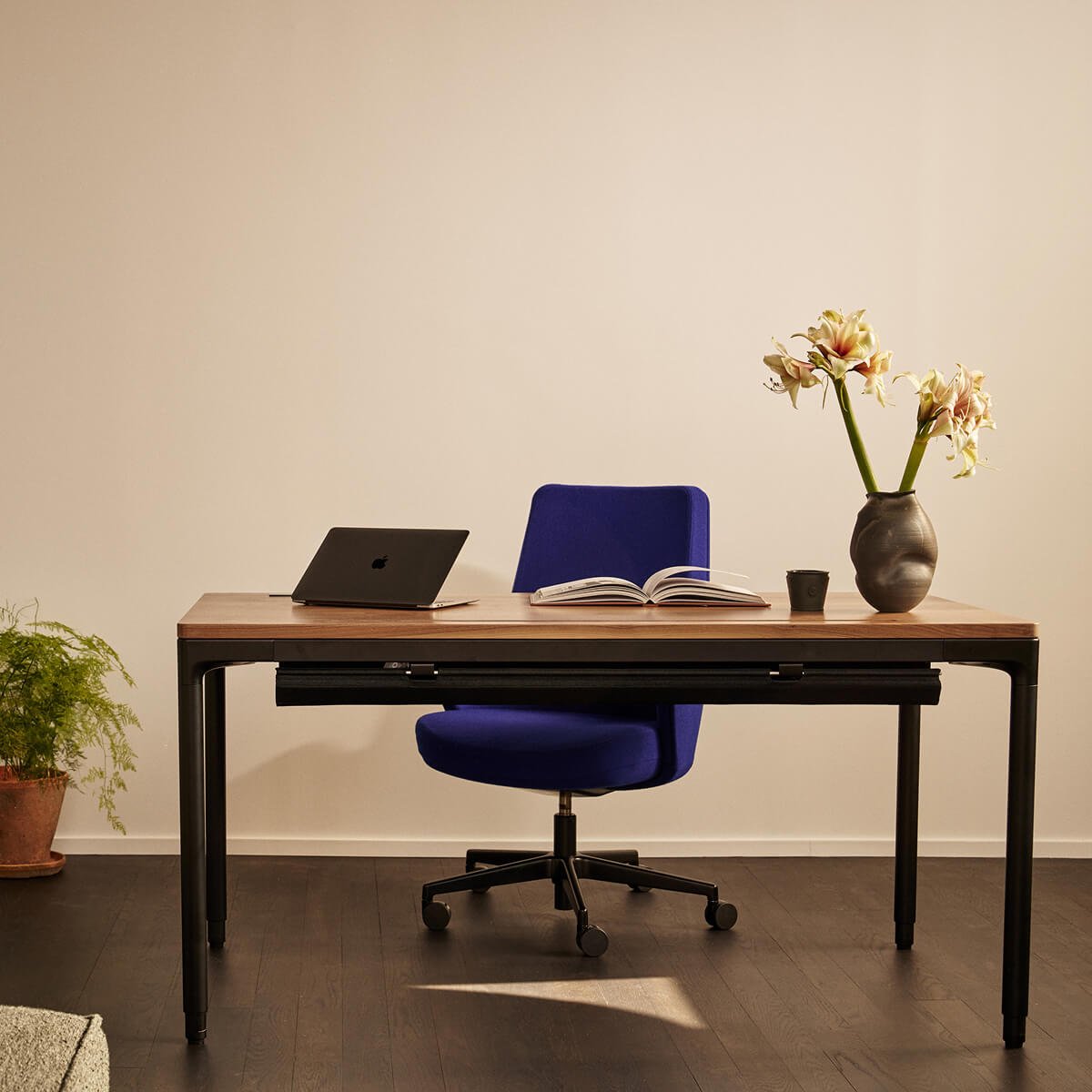 Humanscale eFloat Quattro Four-Leg Sit-Stand Desk